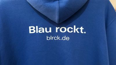 Foto der Rückseite der neuen Blaurock-Hoodies mit dem Aufdruck "Blau rockt. blrck.de"