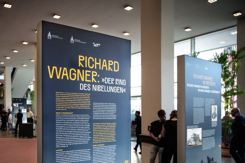 Foto zeigt zwei Tafeln aus der Rheingold - Tafelausstellung