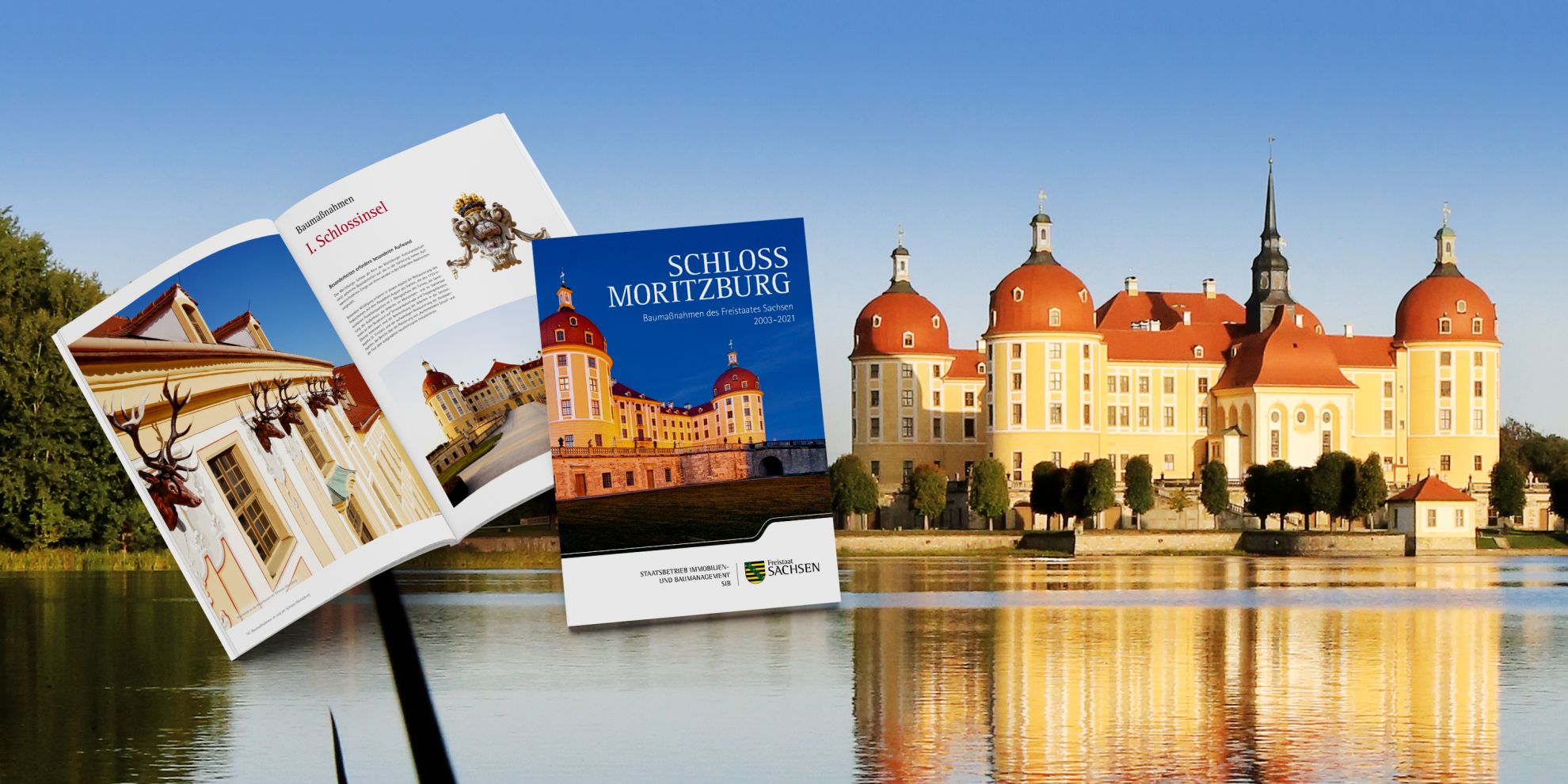 Aufgeschlagen Seiten und Cover der Broschüre „Schloss Moritzburg – Baumaßnahmen des Freistaates Sachsen 2003–2021“ montiert vor einem Bild des Schlosses