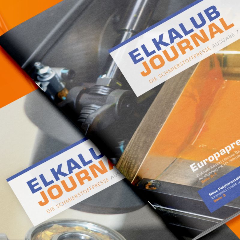 Zwei Ausgaben des ELKALUB Journal liegen mit dem Covermotiv nach oben auf einem orangen Hintergrund.