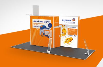 Foto: Messestandgestaltung für die Chemie-Technik GmbH. Abgebildet ist die Frontseite mit orangefarbener Fläche, Slogan und Produktabbildungen. Rechts daneben ist die hinterleuchtete Seitenwand mit Logo und Infotext abgebildet.