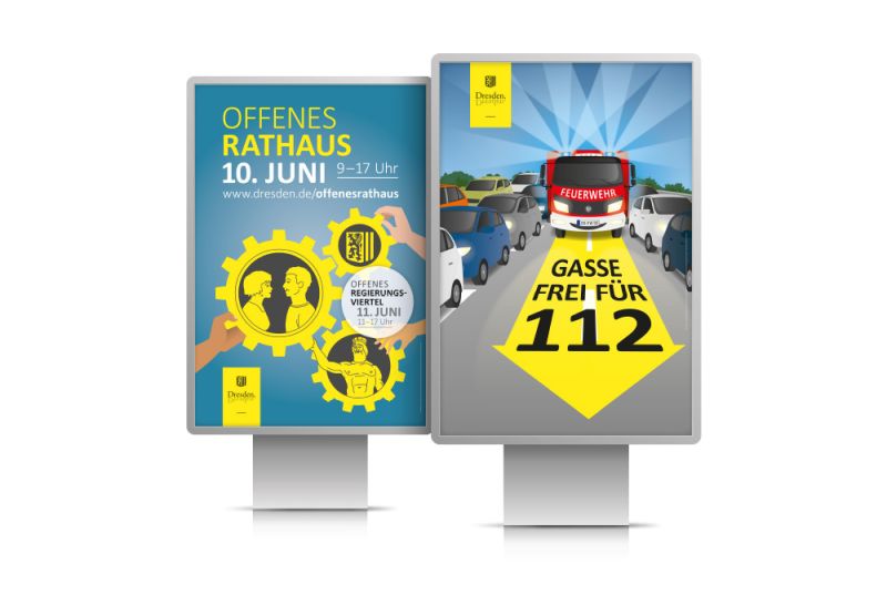 Bild der Citylightplakate für das „Offene Rathaus“ (Zahnräder mit verschiedenen Bildern) und die „Rettungsgasse“ (Straße mit Fahrzeugen rechts und links und in der Mitte eine Feuerwehr)