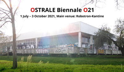 Foto: Blick auf den Engangsbreich der Robotron-Kantine in Fischaugenoptik. Ein Banner über dem Eingang lädt ein zur OSTRALE 2021..