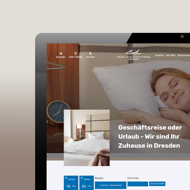 Bild eines Monitors, auf dem ein Bildausschnitt der neuen Website des Hotels am Blauen Wunder abgebildet wird.