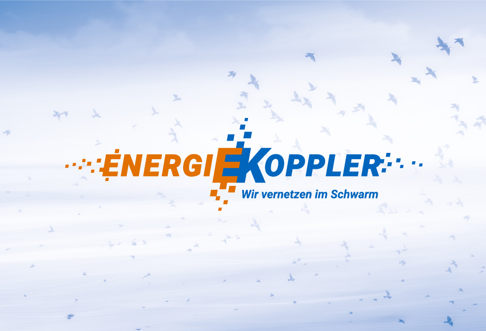 Das neu entwickelte EnergieKoppler-Logo vor einem blauen Vogelschwarm.