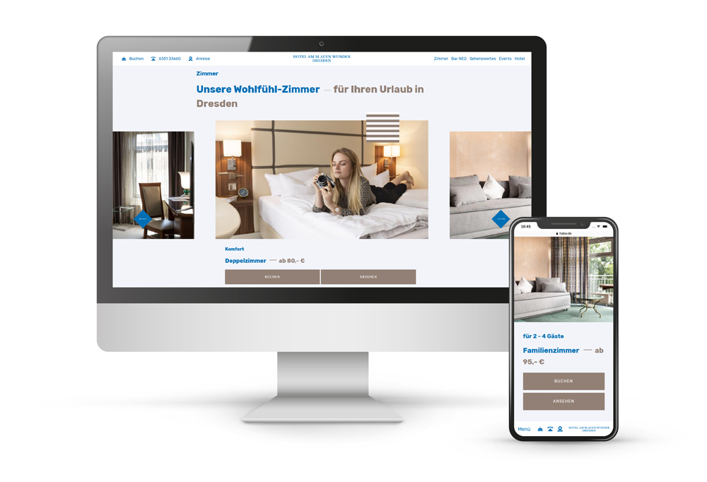 Die Abbildung zeigt die neue Website des Hotels am Blauen Wunder. Auf einem Monitor ist die Buchungsvorschau für ein Komfort-Zimmer, auf einem daneben stehenden Smartphone die Vorschau für ein Familienzimmer abgebildet.