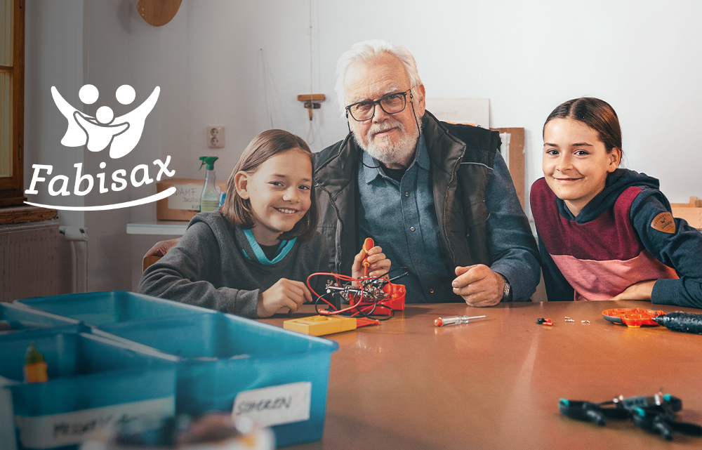Entwickeltes Werbemotiv der Fabisax-Kampagne zeigt einen Großvater mit zwei Enkeln