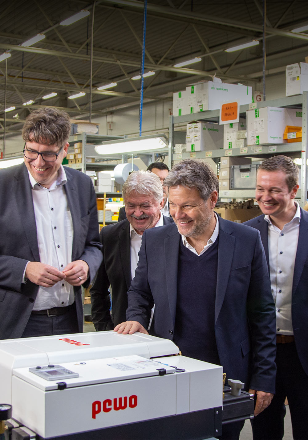Foto mit Bundesminister Dr. Robert Habeck beim Besuch bei PEWO PEWO Energietechnik GmbH in Elsterheide